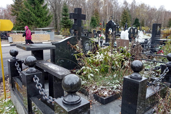 Гранитная мемориальная композиция с зеленеющим цветником