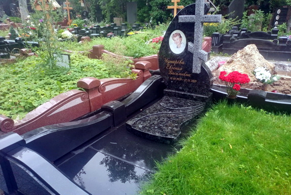 Памятник сложной формы и клумба с живым газоном